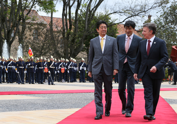 安倍总理访问了哥伦比亚共和国。