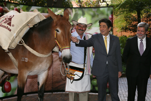 安倍总理访问了哥伦比亚共和国。