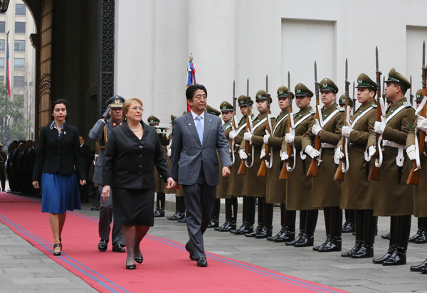 正在访问智利共和国的安倍总理出席了日本・智利贸易投资论坛等。