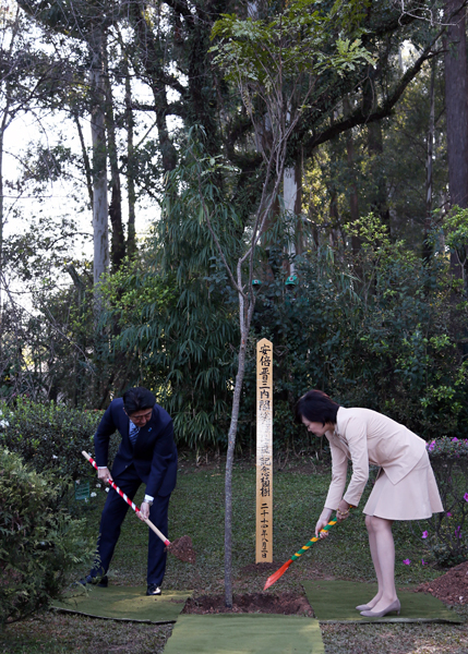 正在访问巴西联邦共和国的安倍总理，在日本・巴西商务论坛（中南美商务研讨会）上发表了演讲等。