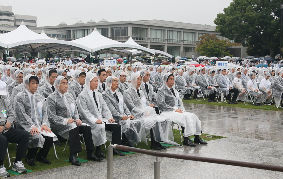 安倍总理出席了在广岛市中区和平纪念公园举行的广岛市原子弹爆炸遇难者悼念暨和平祈愿仪式。