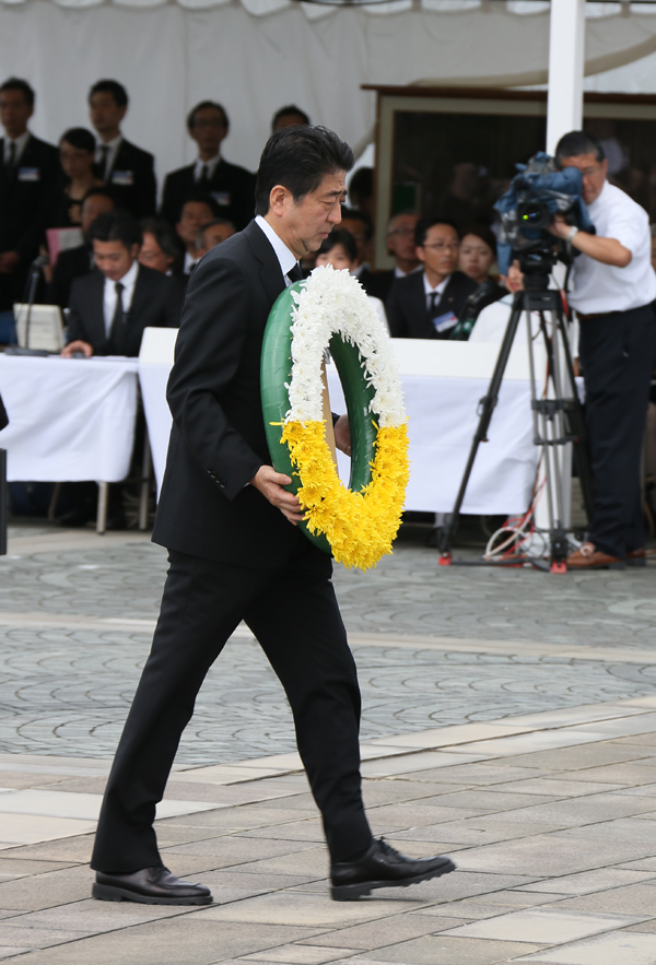 安倍总理出席了在长崎市和平公园举行的长崎市原子弹爆炸遇难者悼念暨和平祈愿仪式。