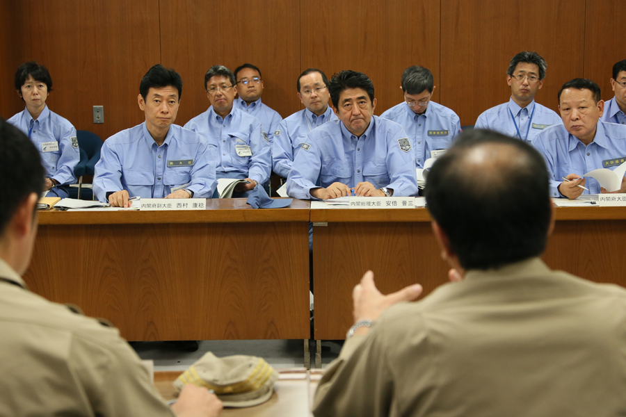 安倍总理为了把握因暴雨造成的泥石流灾害受灾情况，视察了广岛市。