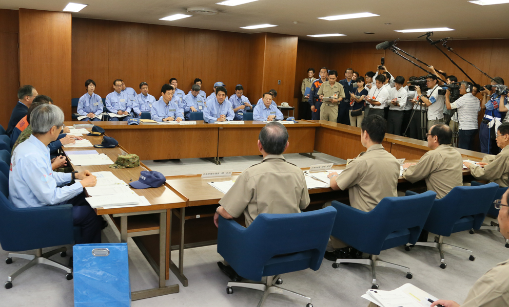 安倍总理为了把握因暴雨造成的泥石流灾害受灾情况，视察了广岛市。