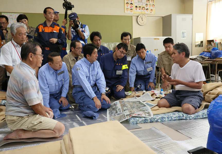 安倍总理为了把握因暴雨造成的泥石流灾害受灾情况，视察了广岛市。