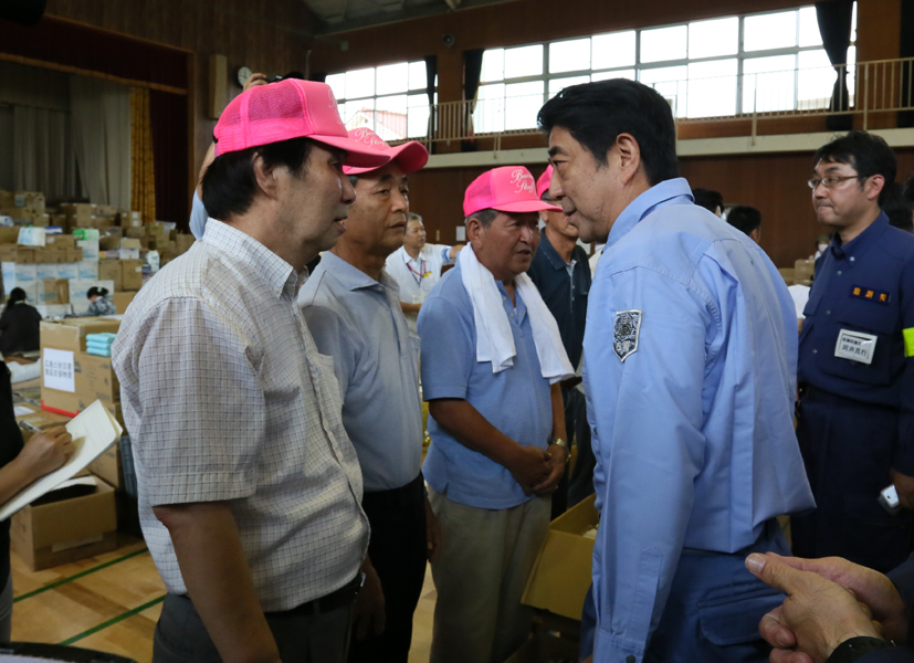 安倍总理为了把握因暴雨造成的泥石流灾害受灾情况，视察了广岛市。