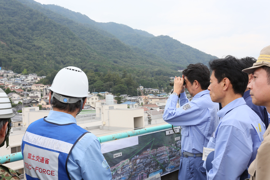 安倍总理为了把握因暴雨造成的泥石流灾害受灾情况，视察了广岛市。