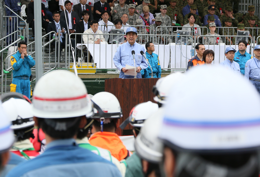 在以安倍总理为首的全体阁僚参与之下，举行了2014年度综合防灾训练。