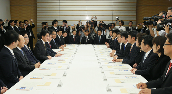 在今天的内阁会议上，决定了第96代安倍总理首届改造内阁的大臣政务官。