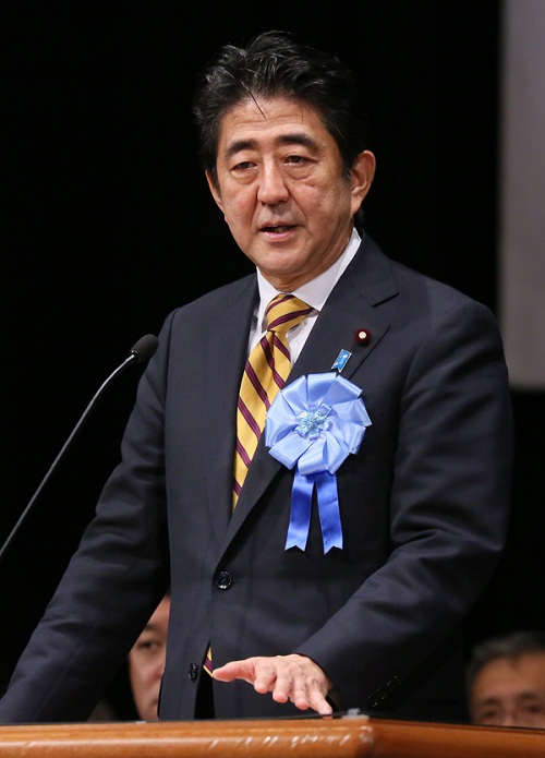 安倍总理出席了在日比谷公会堂举行的“不能再等。今年定要出成果！国民大集会”。