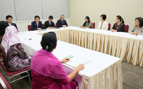 安倍总理出席了在东京都内召开的“为实现女性绽放光彩社会的国际论坛” World Assembly for Women in Tokyo（WAW! Tokyo 2014）等。