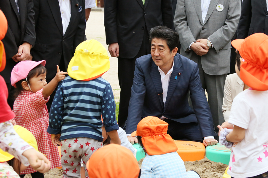 安倍总理为了把握东日本大地震灾害的复兴情况访问了福岛县。