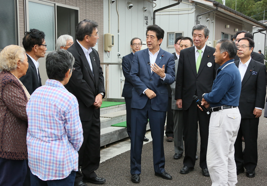 安倍总理为了把握东日本大地震灾害的复兴情况访问了福岛县。