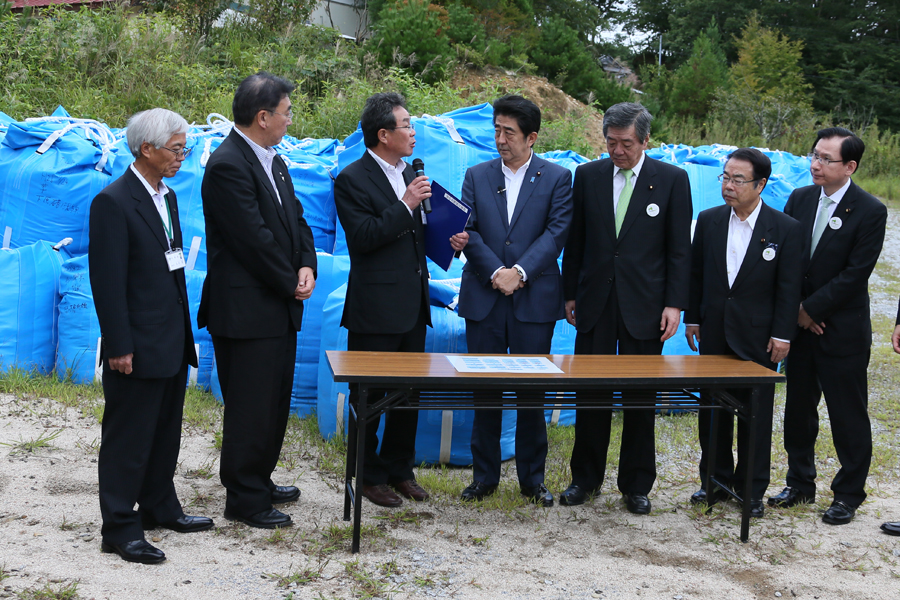 安倍总理为了把握东日本大地震灾害的复兴情况访问了福岛县。