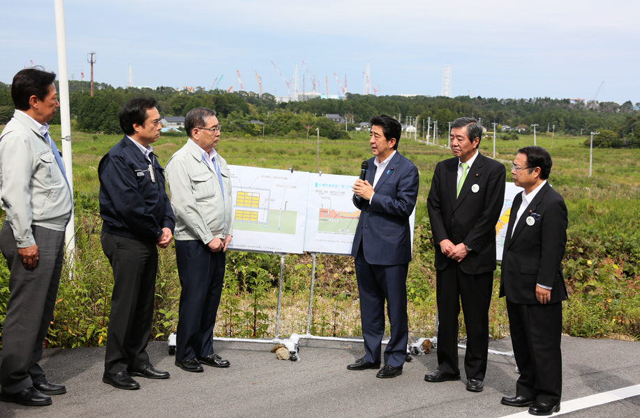 安倍总理为了把握东日本大地震灾害的复兴情况访问了福岛县。