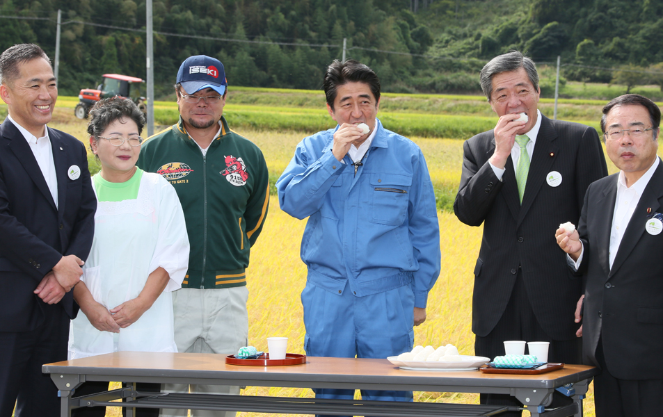 安倍总理为了把握东日本大地震灾害的复兴情况访问了福岛县。