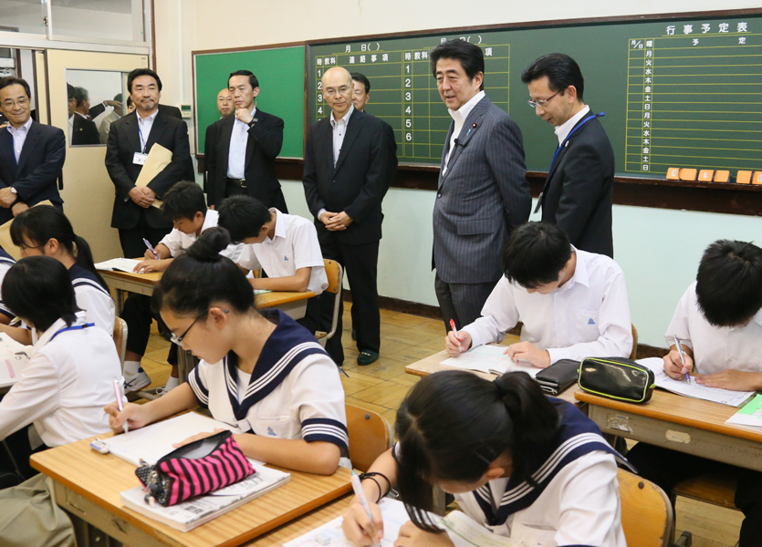 安倍总理为视察针对青少年的夜间学习援助活动，走访了东京都葛饰区的区立中学。