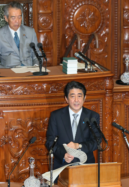 安倍总理在众议院及参议院全体会议上发表了所信表明演说。