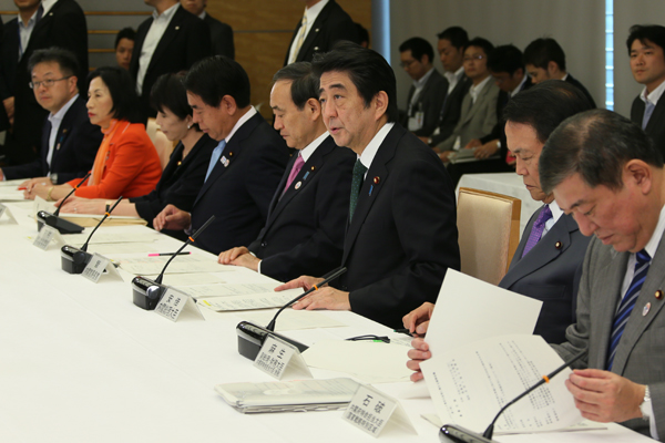 安倍总理在总理大臣官邸召开了关于2020年东京奥运会、残奥会的阁僚会议。