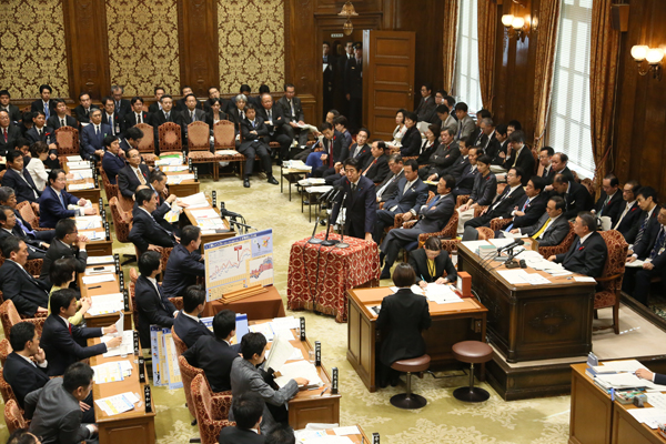 安倍总理出席了众议院预算委员会。