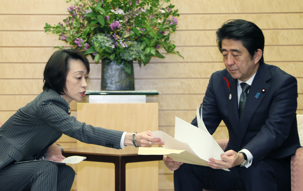 安倍总理在总理大臣官邸接受了关于强化充实奥运会、残奥会推进体制的请求。