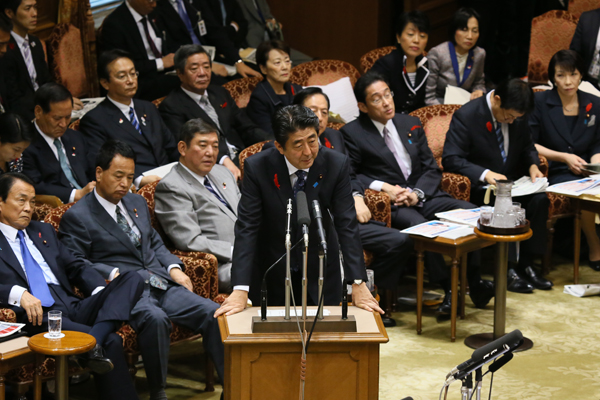 安倍总理出席了参议院预算委员会。