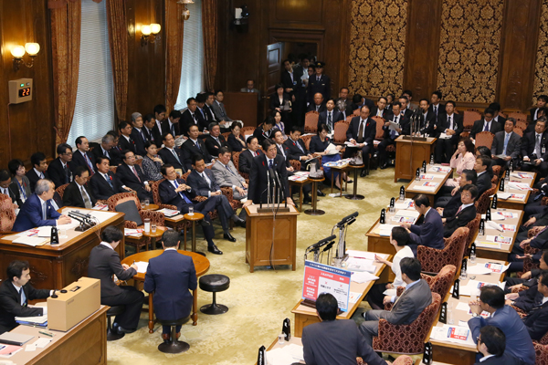 安倍总理出席了参议院预算委员会。