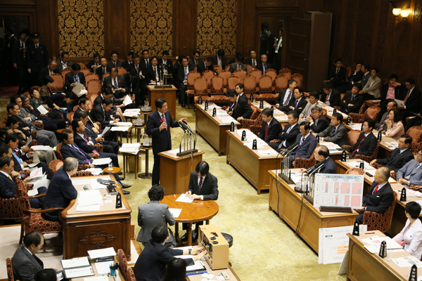 安倍总理出席了参议院预算委员会。