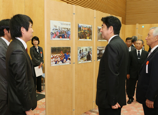 安倍总理在总理大臣官邸举行了2016年安全・安心城镇建设相关功劳者表彰仪式。