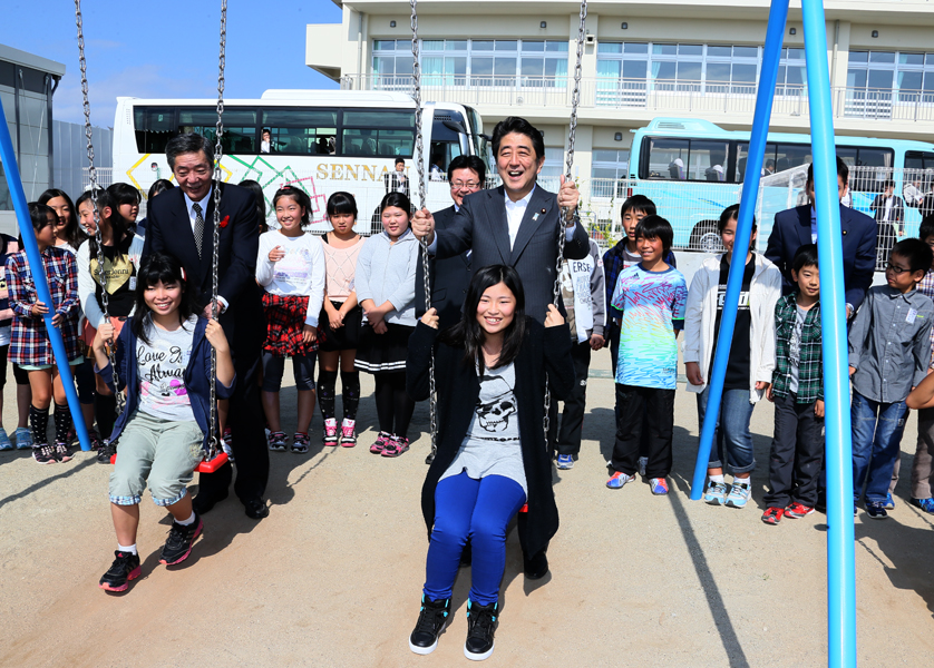 安倍总理为了把握东日本大地震灾害的复兴情况访问了宫城县。