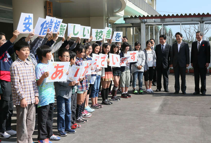 安倍总理为了把握东日本大地震灾害的复兴情况访问了宫城县。