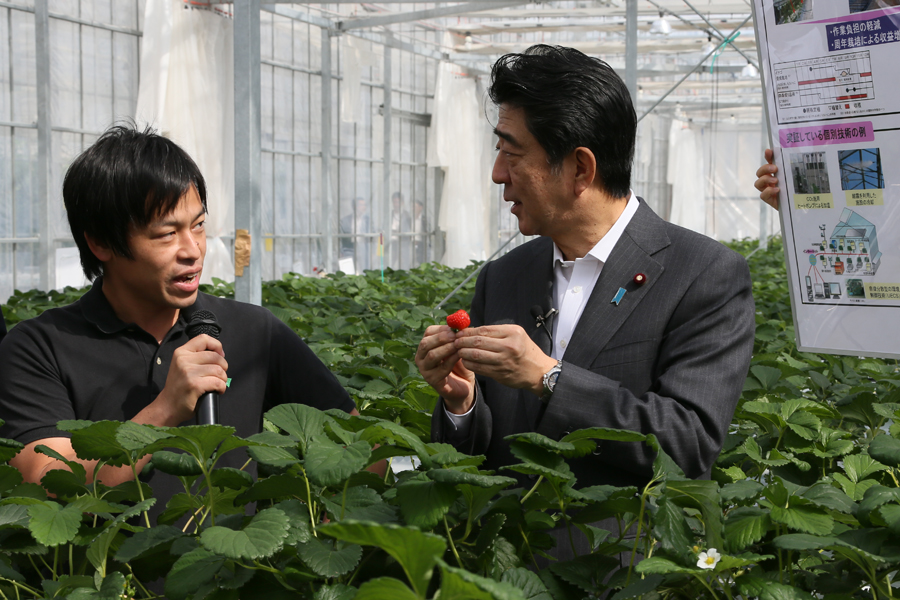 安倍总理为了把握东日本大地震灾害的复兴情况访问了宫城县。