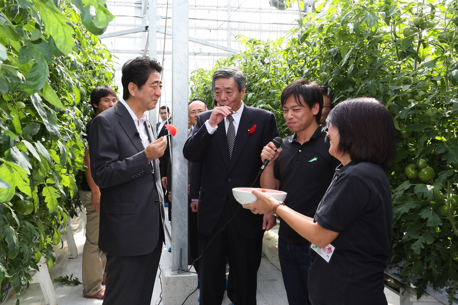 安倍总理为了把握东日本大地震灾害的复兴情况访问了宫城县。