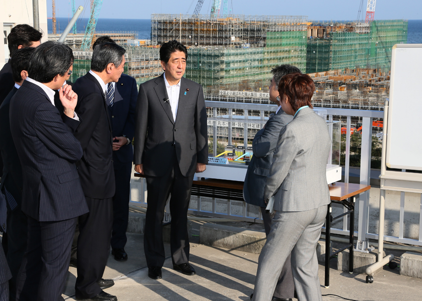 安倍总理为了把握东日本大地震灾害的复兴情况访问了宫城县。