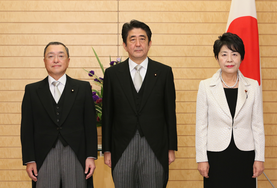 安倍总理在总理大臣官邸向上川阳子国务大臣交付了法务大臣任命书，向宫泽洋一国务大臣交付了经济产业大臣、产业竞争力担当、原子能经济被害担当以及内阁府特命担当大臣任命书。