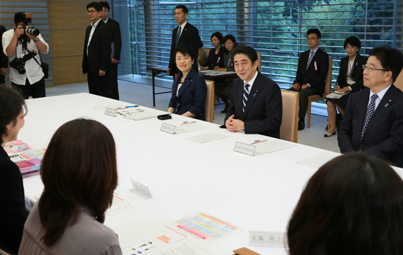 安倍总理在总理大臣官邸举办了有关推进女性发展的女性杂志编辑恳谈会。