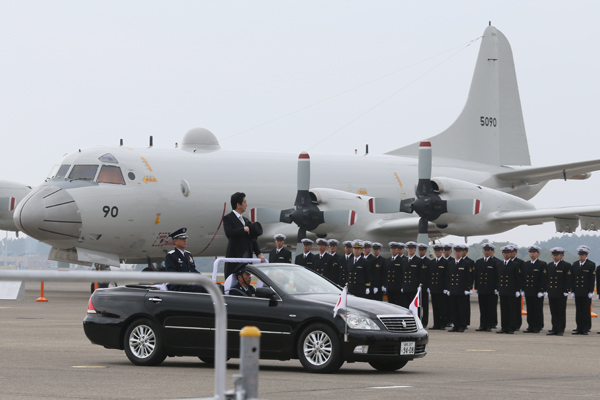 安倍总理出席了在航空自卫队百里基地举行的防卫省・自卫队60周年纪念航空检阅仪式。