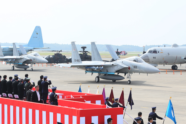 安倍总理出席了在航空自卫队百里基地举行的防卫省・自卫队60周年纪念航空检阅仪式。