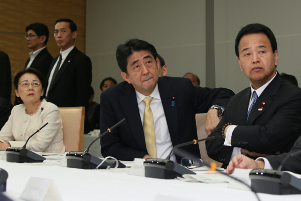 安倍总理在总理大臣官邸召开了第4次健康与医疗战略推进本部会议。