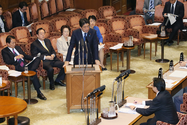 安倍总理出席了参议院预算委员会。