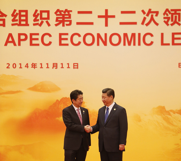 为出席亚太经合组织（APEC）领导人会议，正在访问北京的安倍总理受到了中国国家主席习近平的迎接后，出席了领导人会议（议题是“推动区域经济一体化”)，并参加了领导人合影。