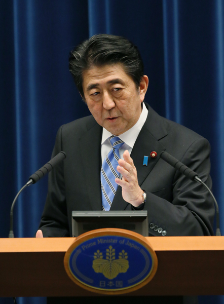 安倍总理在总理大臣官邸，就推迟提高消费税率等举行了记者招待会。