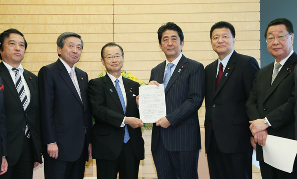 2014年11月19日，安倍总理在总理大臣官邸接受了自由民主党地方创生实行统合本部的要求。