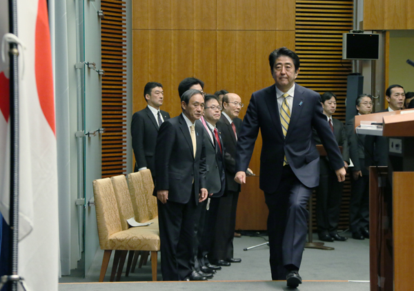 安倍总理在总理大臣官邸举行了记者招待会。