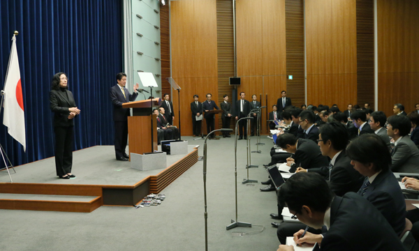 安倍总理在总理大臣官邸举行了记者招待会。