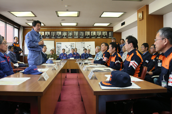 安倍总理为把握震中位于长野县北部的地震受灾状况，视察了长野县。