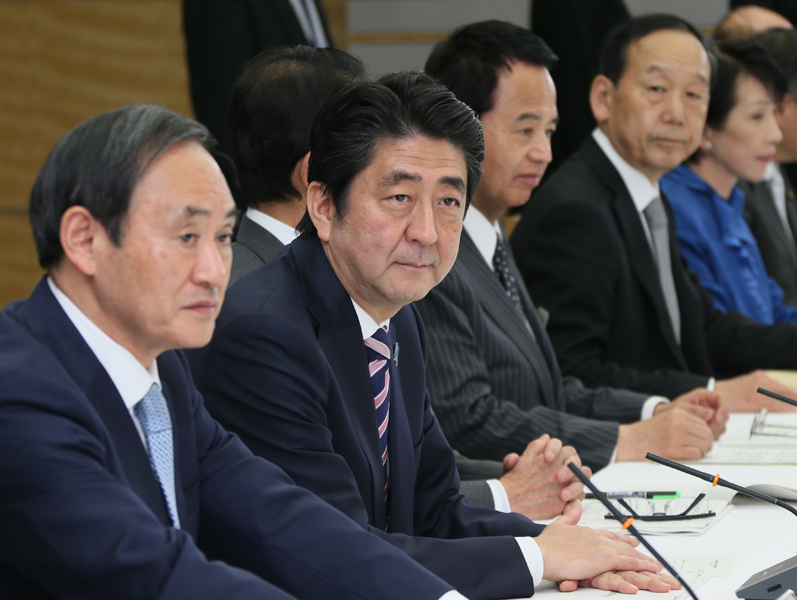 安倍总理在总理大臣官邸出席了有关每月例行经济报告等的相关阁僚会议。