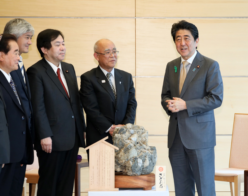 岐阜县揖斐川町町长等赠送特产岩石 总理动向 日本国首相官邸