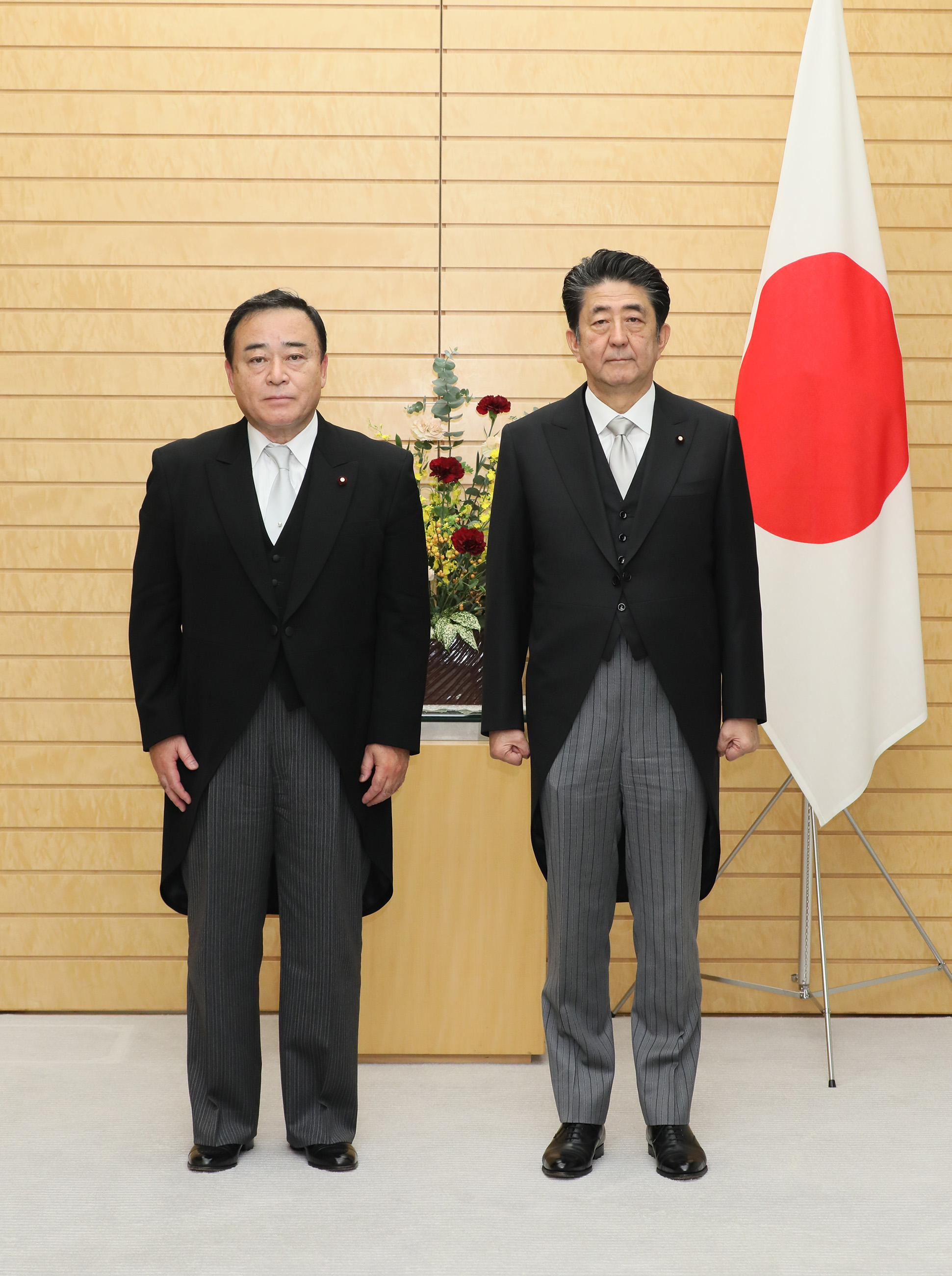 安倍总理在宫中的认证式后,返回总理大臣官邸,向梶山弘志国务大臣递交