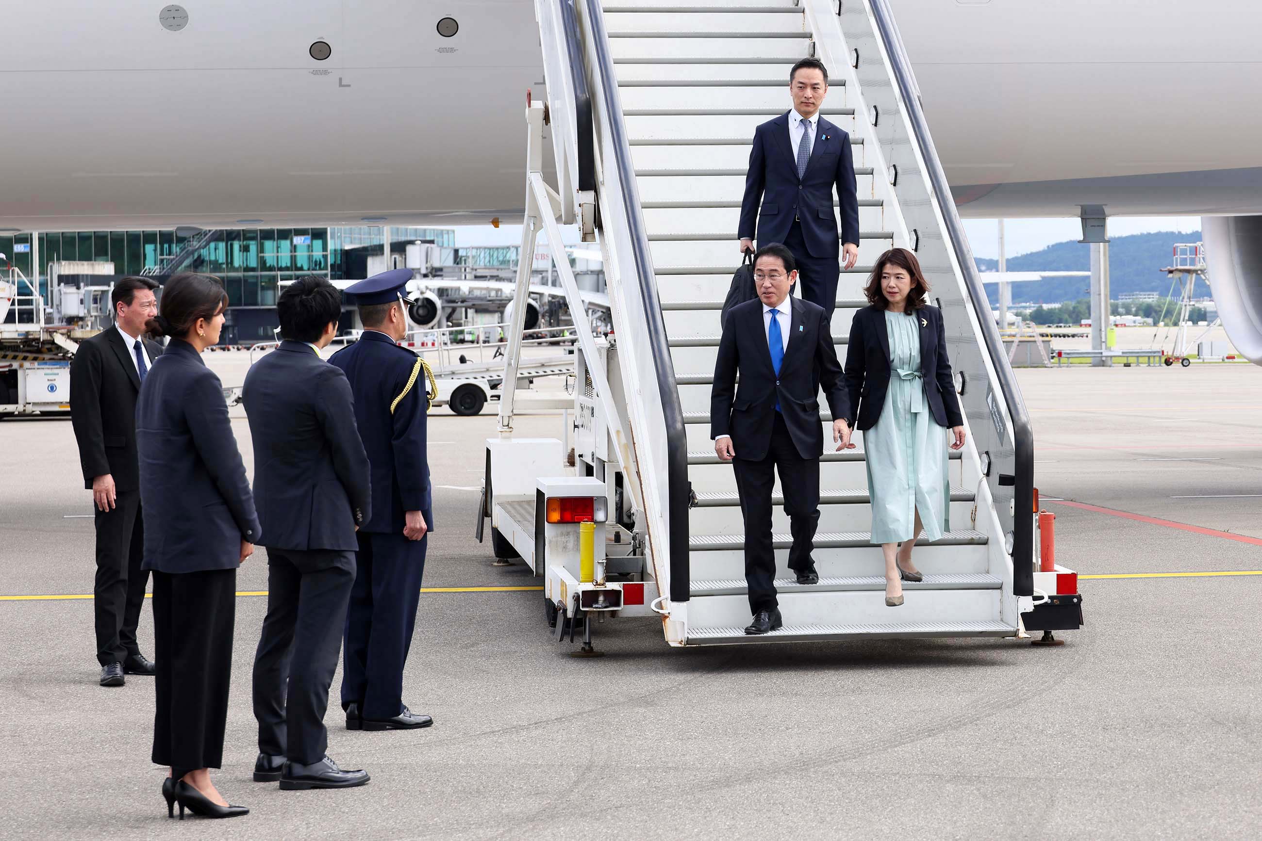 岸田首相抵达瑞士